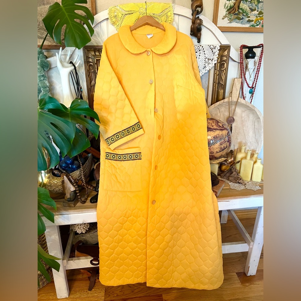 STUNNING VINTAGE MONTGOMERY WARD Honeycomb Quilted Robe Housecoat Embroidery
